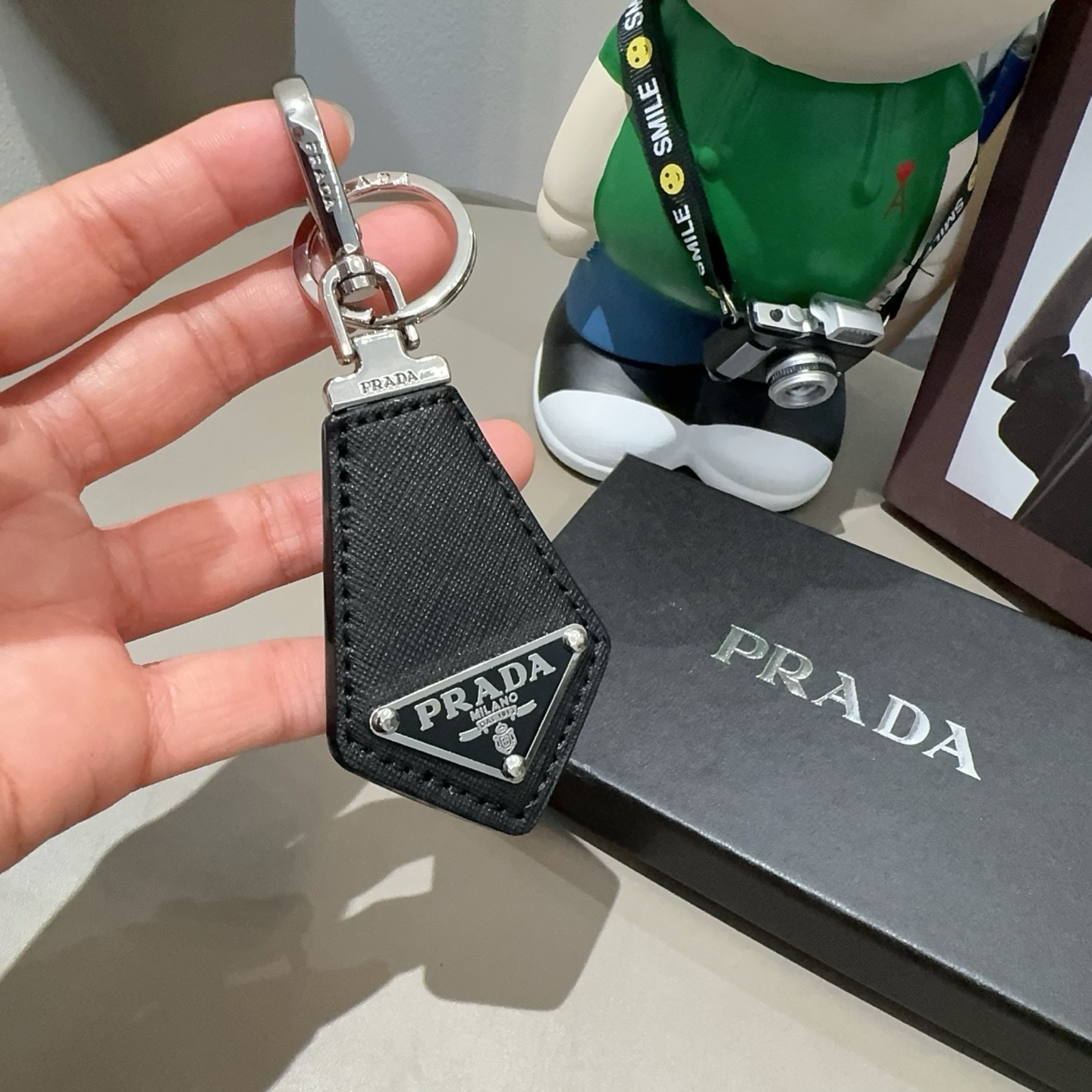PRADA普拉达钥匙扣 皮质钥匙圈三角形LOGO徽标抛光刚扣钥匙扣挂饰 送礼物最佳选择😍