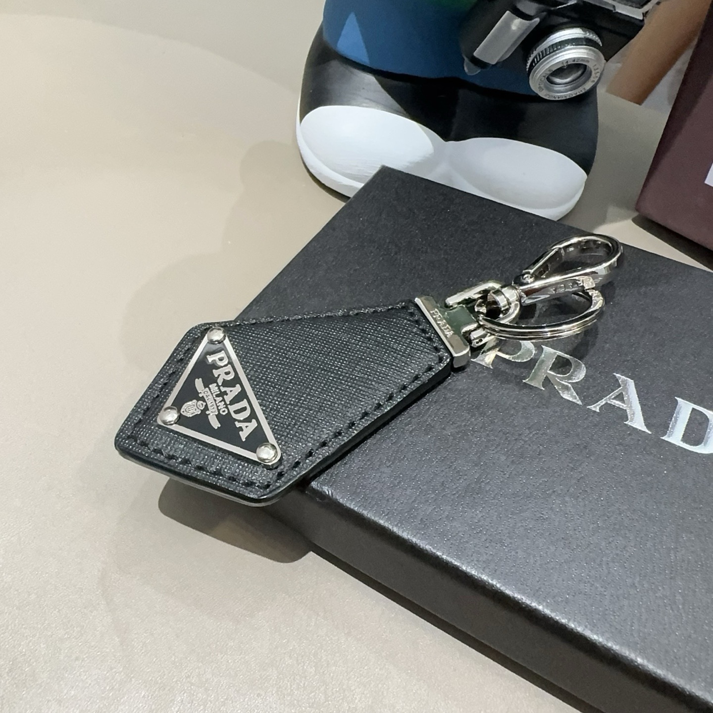 PRADA普拉达钥匙扣 皮质钥匙圈三角形LOGO徽标抛光刚扣钥匙扣挂饰 送礼物最佳选择😍