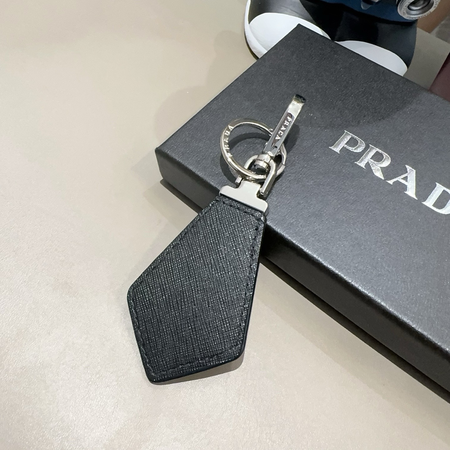PRADA普拉达钥匙扣 皮质钥匙圈三角形LOGO徽标抛光刚扣钥匙扣挂饰 送礼物最佳选择😍