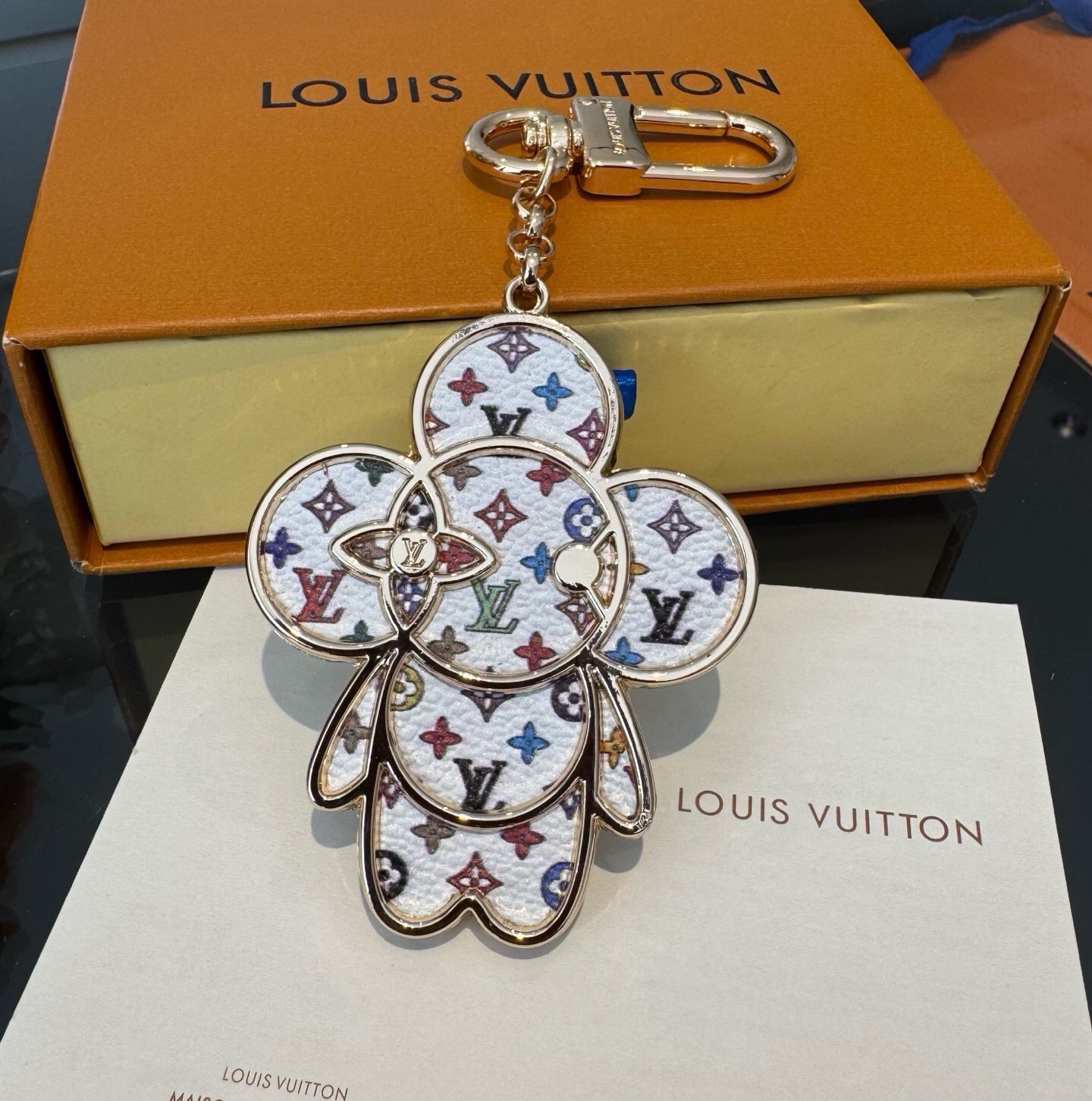 🔥LOUIS VUITTON新款包饰 村上隆白三彩黑三彩钥匙扣。LV薇薇安钥匙扣挂件包包挂件包饰，手机壳挂件 可满足各种