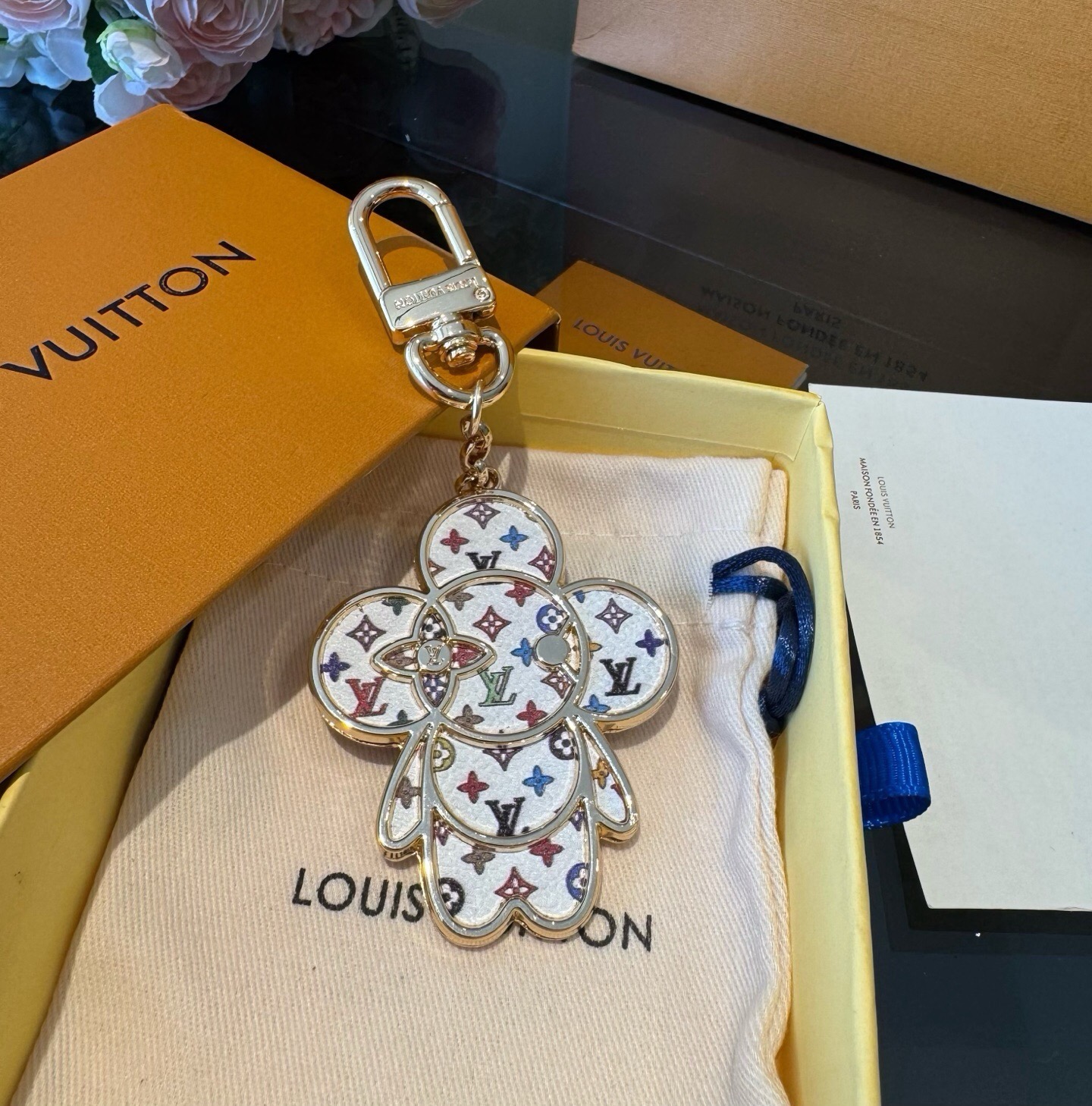 🔥LOUIS VUITTON新款包饰 村上隆白三彩黑三彩钥匙扣。LV薇薇安钥匙扣挂件包包挂件包饰，手机壳挂件 可满足各种