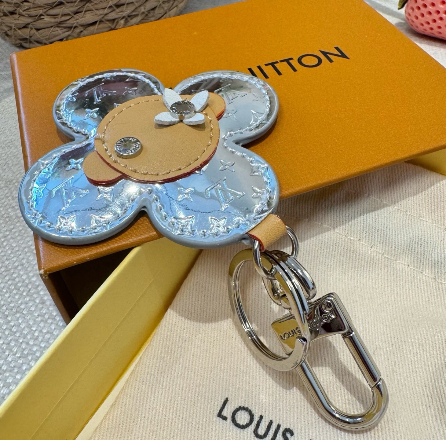 🔥LOUIS VUITTON新款包饰与钥匙扣。LV薇薇安太阳花包包挂件 手机壳挂件 可满足各种时尚品味的实用配饰。凸显时