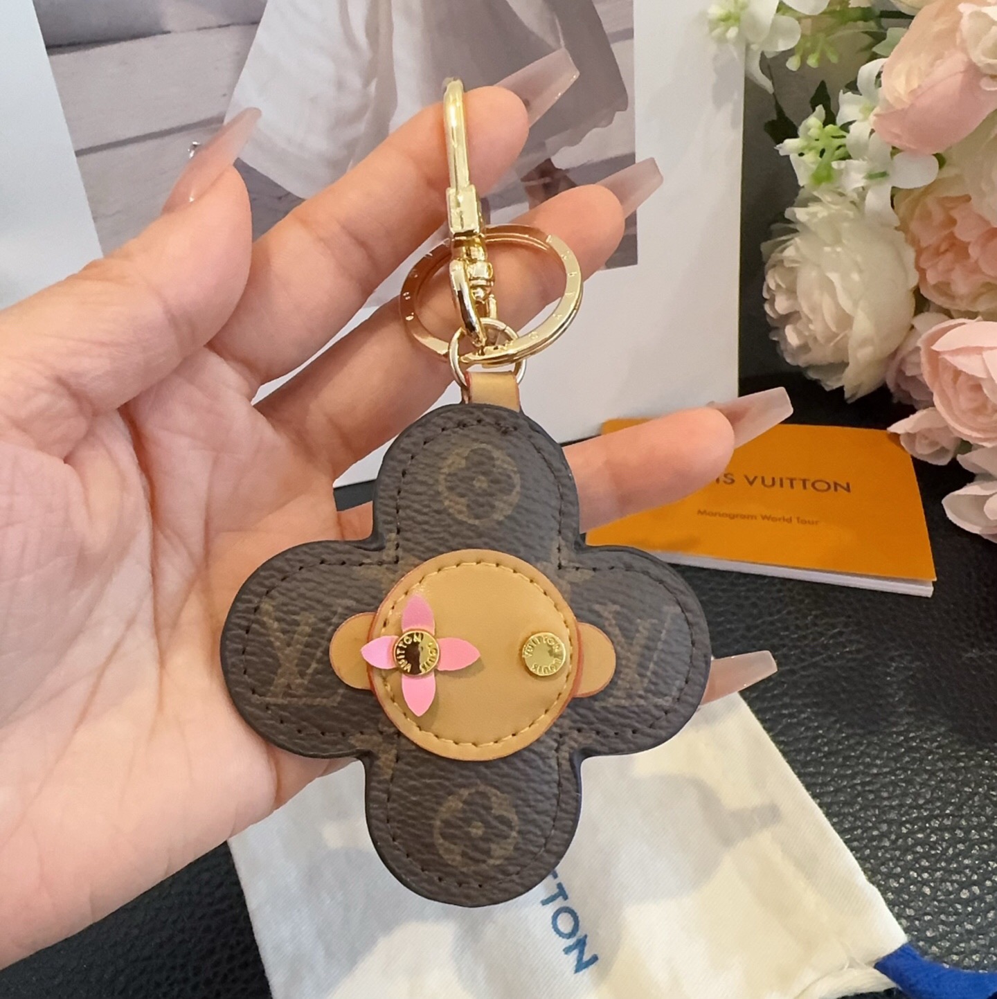 🔥LOUIS VUITTON新款包饰与钥匙扣。LV薇薇安太阳花包包挂件 手机壳挂件 可满足各种时尚品味的实用配饰。凸显时