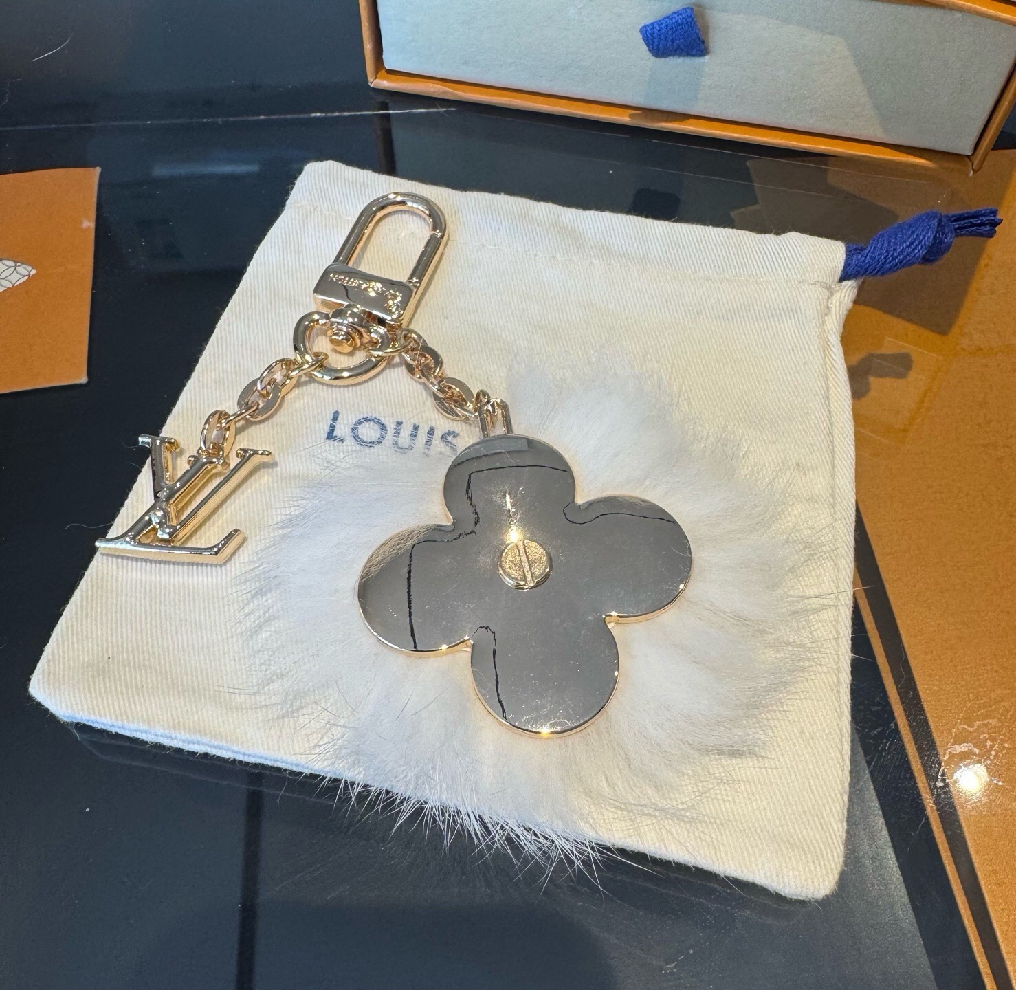 Lv钥匙扣官网新款 水貂毛钥匙扣挂饰 包包挂件 钥匙扣