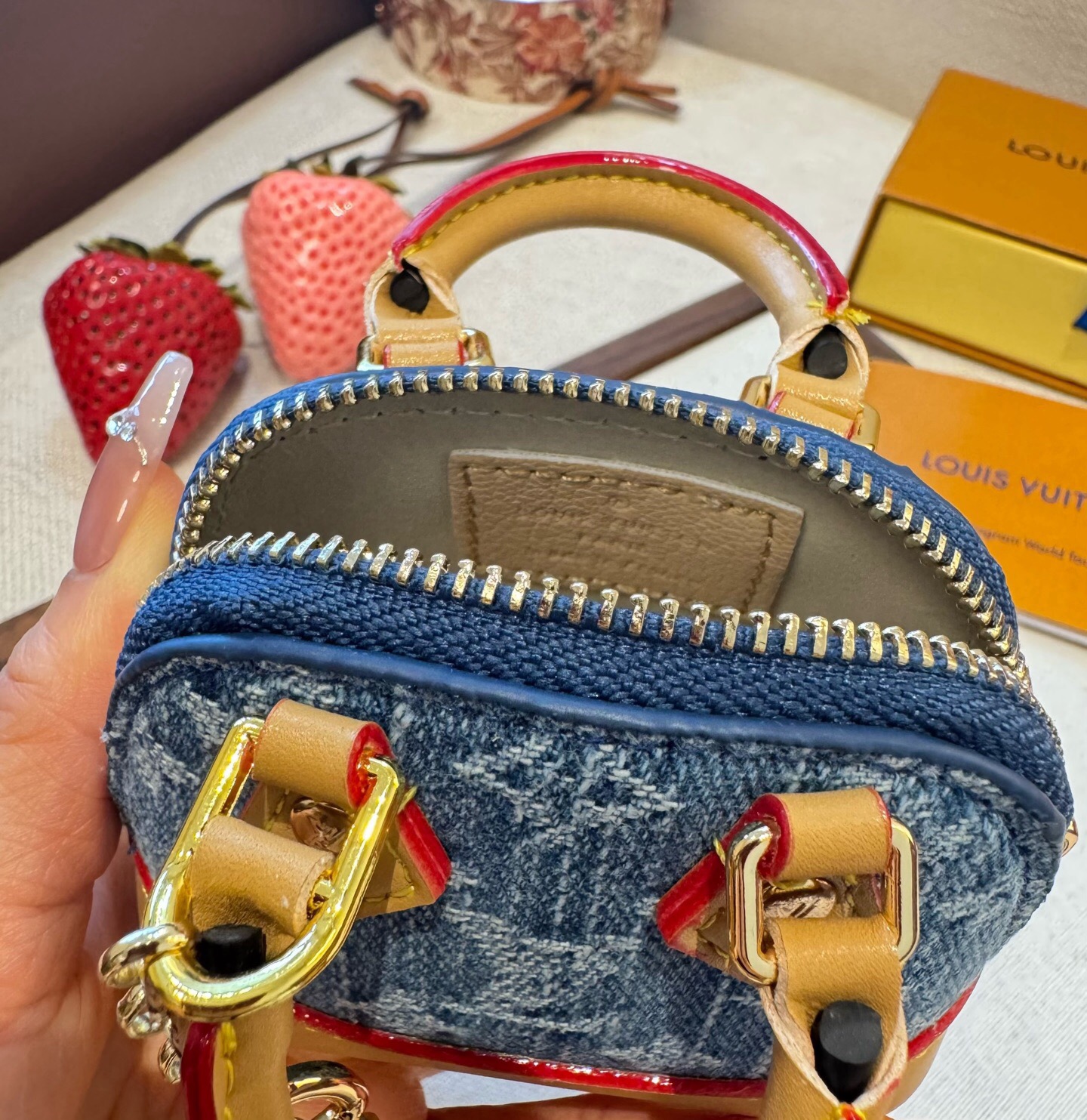 ❗爆款🔥路易威登LOUIS VUITTON 新款 老花&白三彩mini包包贝壳包  LV包包挂饰，钥匙扣，零钱包，耳机包