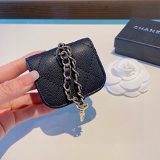 ❤️香奈儿CHANEL💥官网1:1耳机包 采用原版鱼子酱荔枝纹皮料 珐琅Logo 时尚迷你包包,挂绳可当包饰,蓝牙耳 ❤️香奈儿CHANEL💥官网1:1耳机包 采用原版鱼子酱荔枝纹皮料 珐琅Logo 时尚迷你包包,挂绳可当包饰,蓝牙耳