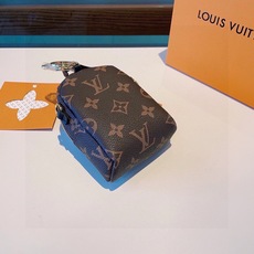 ❗原单货 ☀ LOUIS VUITTON 新款卡通链条斜挎小包,mini包包 可装银行卡💄蓝牙耳机…钥匙扣零钱包 耳机 ❗原单货 ☀ LOUIS VUITTON 新款卡通链条斜挎小包,mini包包 可装银行卡💄蓝牙耳机…钥匙扣零钱包 耳机