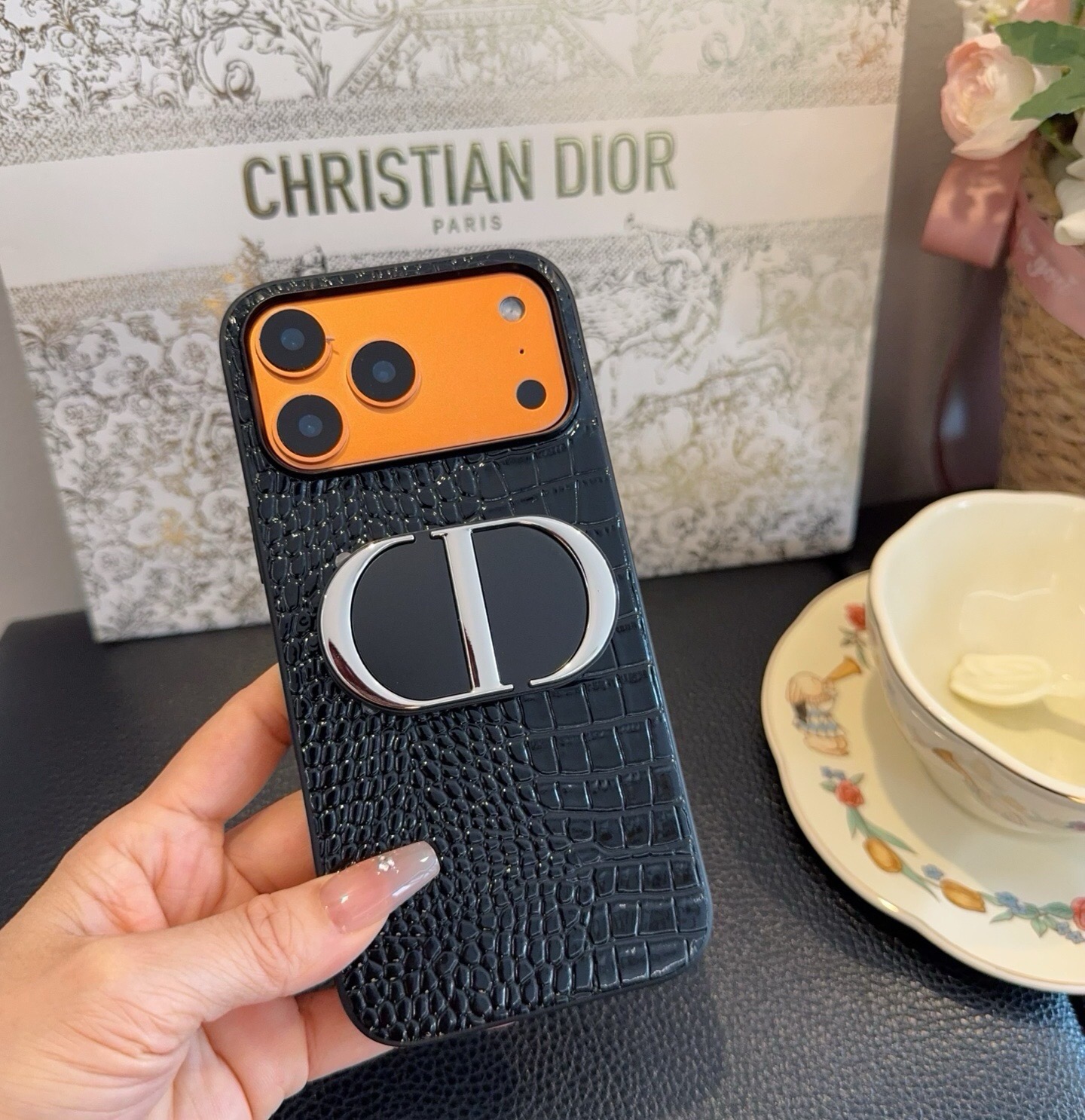 🔥🔥🔥的一塌糊涂[耶][勾引] 迪奥#Dior#手机壳➕支架 Dior真的美哭了!!! 手机和镜子合二为一，随时随地的形