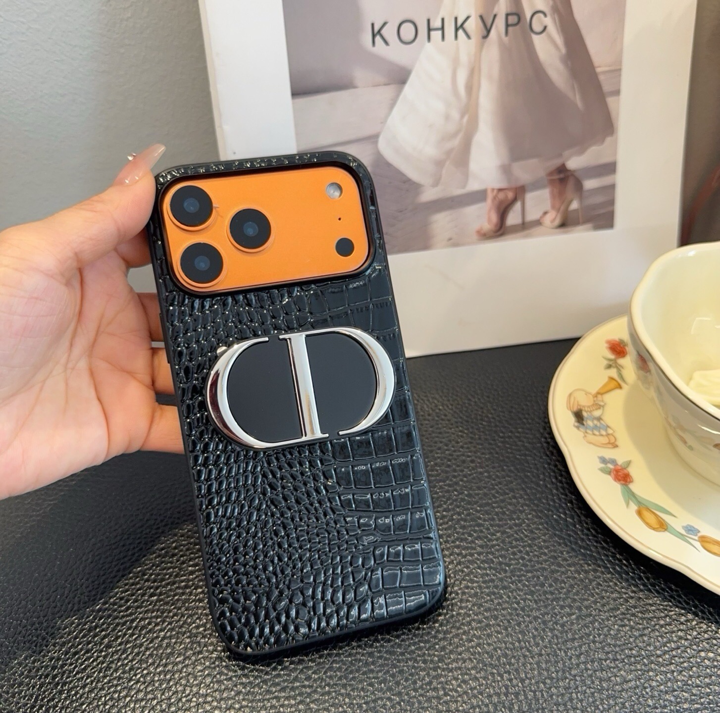 🔥🔥🔥的一塌糊涂[耶][勾引] 迪奥#Dior#手机壳➕支架 Dior真的美哭了!!! 手机和镜子合二为一，随时随地的形