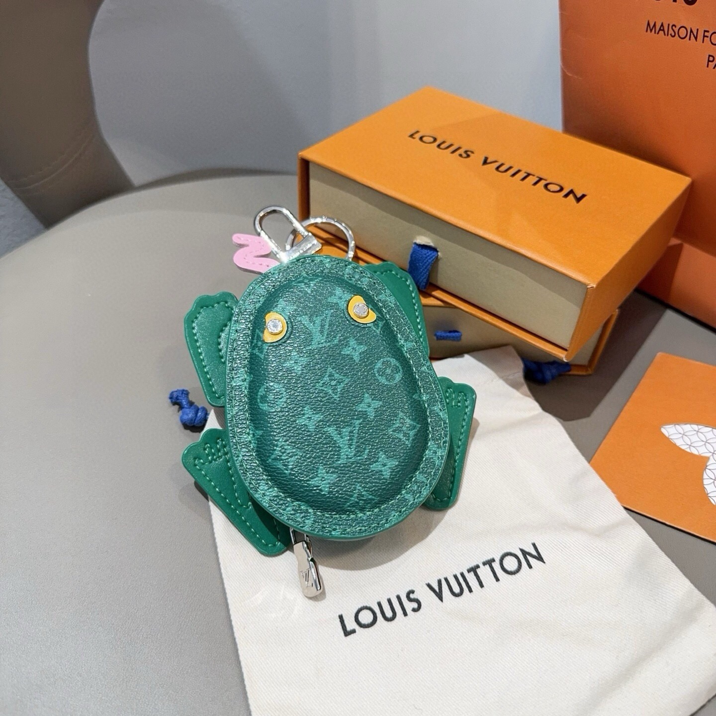 🔥官网新品Louis Vuitton 路易威登青蛙🐸钥匙扣挂件包包挂饰 LV蓝牙耳机包 Turtle Pouch 钥匙扣