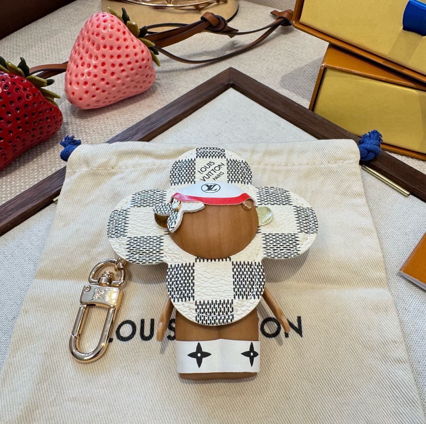 🔥LOUIS VUITTON新款挂件包饰与钥匙扣。LV薇薇安太阳花包包挂件 手机壳挂件 可满足各种时尚品味的实用配饰。凸