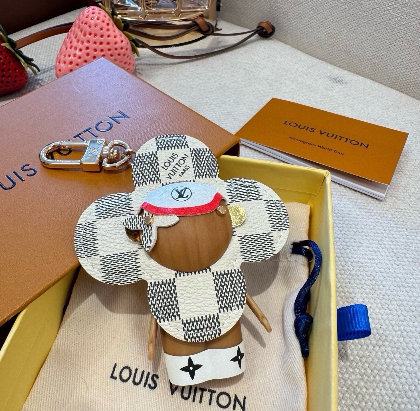 🔥LOUIS VUITTON新款挂件包饰与钥匙扣。LV薇薇安太阳花包包挂件 手机壳挂件 可满足各种时尚品味的实用配饰。凸