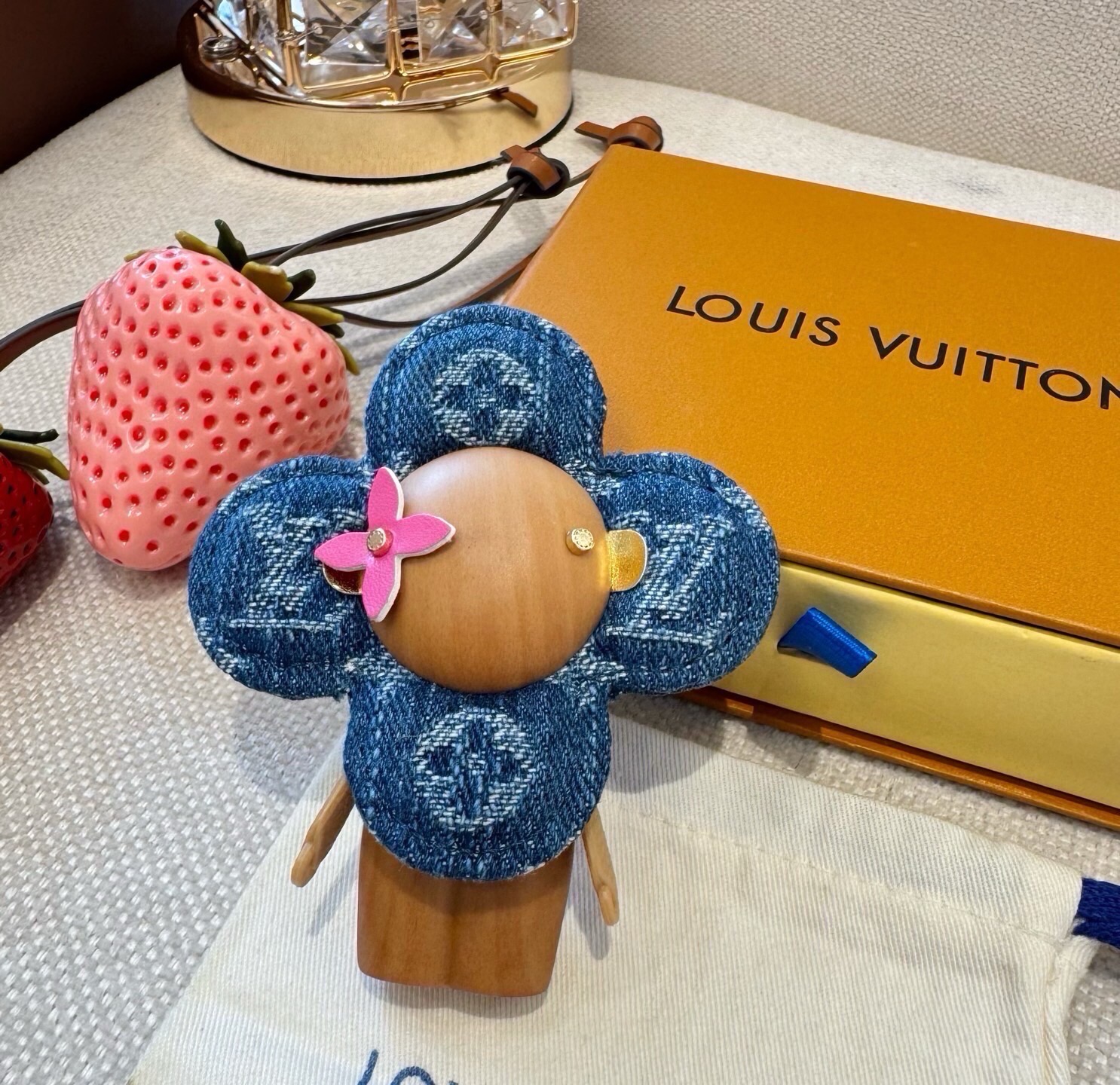 🔥LOUIS VUITTON新款挂件包饰与钥匙扣。LV薇薇安太阳花包包挂件 手机壳挂件 可满足各种时尚品味的实用配饰。凸