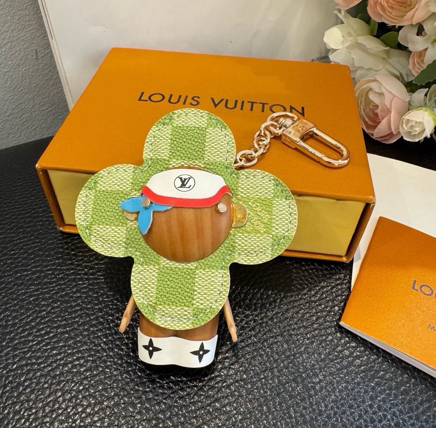 🔥LOUIS VUITTON新款挂件包饰与钥匙扣。LV薇薇安太阳花包包挂件 手机壳挂件 可满足各种时尚品味的实用配饰。凸