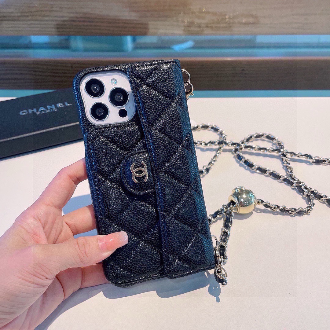 💃CHANEL💠香奈儿火爆时尚圈的手机壳 专柜同款⛓链条双C小金球可调节链条长度 鱼子酱皮菱格车线翻盖插卡,时尚潮流必备 💃CHANEL💠香奈儿火爆时尚圈的手机壳 专柜同款⛓链条双C小金球可调节链条长度 鱼子酱皮菱格车线翻盖插卡,时尚潮流必备