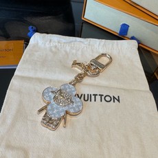 LV钥匙扣 薇薇安新款钥匙扣 包包挂件包饰 SPring Street Chain 包饰将 Monogram 花卉和 L LV钥匙扣 薇薇安新款钥匙扣 包包挂件包饰 SPring Street Chain 包饰将 Monogram 花卉和 L