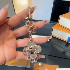 LV钥匙扣 薇薇安新款钥匙扣 包包挂件包饰 SPring Street Chain 包饰将 Monogram 花卉和 L LV钥匙扣 薇薇安新款钥匙扣 包包挂件包饰 SPring Street Chain 包饰将 Monogram 花卉和 L