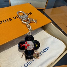 LV钥匙扣 薇薇安新款钥匙扣 包包挂件包饰 SPring Street Chain 包饰将 Monogram 花卉和 L LV钥匙扣 薇薇安新款钥匙扣 包包挂件包饰 SPring Street Chain 包饰将 Monogram 花卉和 L