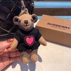 Burberry代工厂小熊🐻挂件,巴宝莉🐻毛衣泰迪熊钥匙扣挂件 温柔到心里🥰 准备已久、精致自留 ! 内部填充物与专 Burberry代工厂小熊🐻挂件,巴宝莉🐻毛衣泰迪熊钥匙扣挂件 温柔到心里🥰 准备已久、精致自留 ! 内部填充物与专