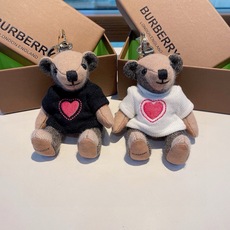 Burberry代工厂小熊🐻挂件,巴宝莉🐻毛衣泰迪熊钥匙扣挂件 温柔到心里🥰 准备已久、精致自留 ! 内部填充物与专 Burberry代工厂小熊🐻挂件,巴宝莉🐻毛衣泰迪熊钥匙扣挂件 温柔到心里🥰 准备已久、精致自留 ! 内部填充物与专