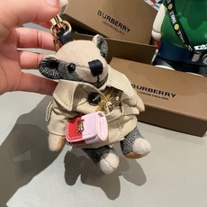 Burberry代工厂小熊🐻挂件,巴宝莉🐻风衣熊➕斜挎mini包包 钥匙扣包饰挂件 温柔到心里🥰 内部填充物与专柜一 Burberry代工厂小熊🐻挂件,巴宝莉🐻风衣熊➕斜挎mini包包 钥匙扣包饰挂件 温柔到心里🥰 内部填充物与专柜一