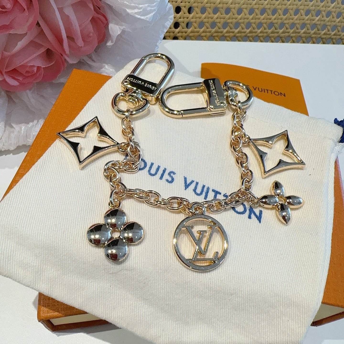 LV钥匙扣 包包挂链 挂件 金色 M01188 SPring Street Chain 包饰将 Monogram 花卉和