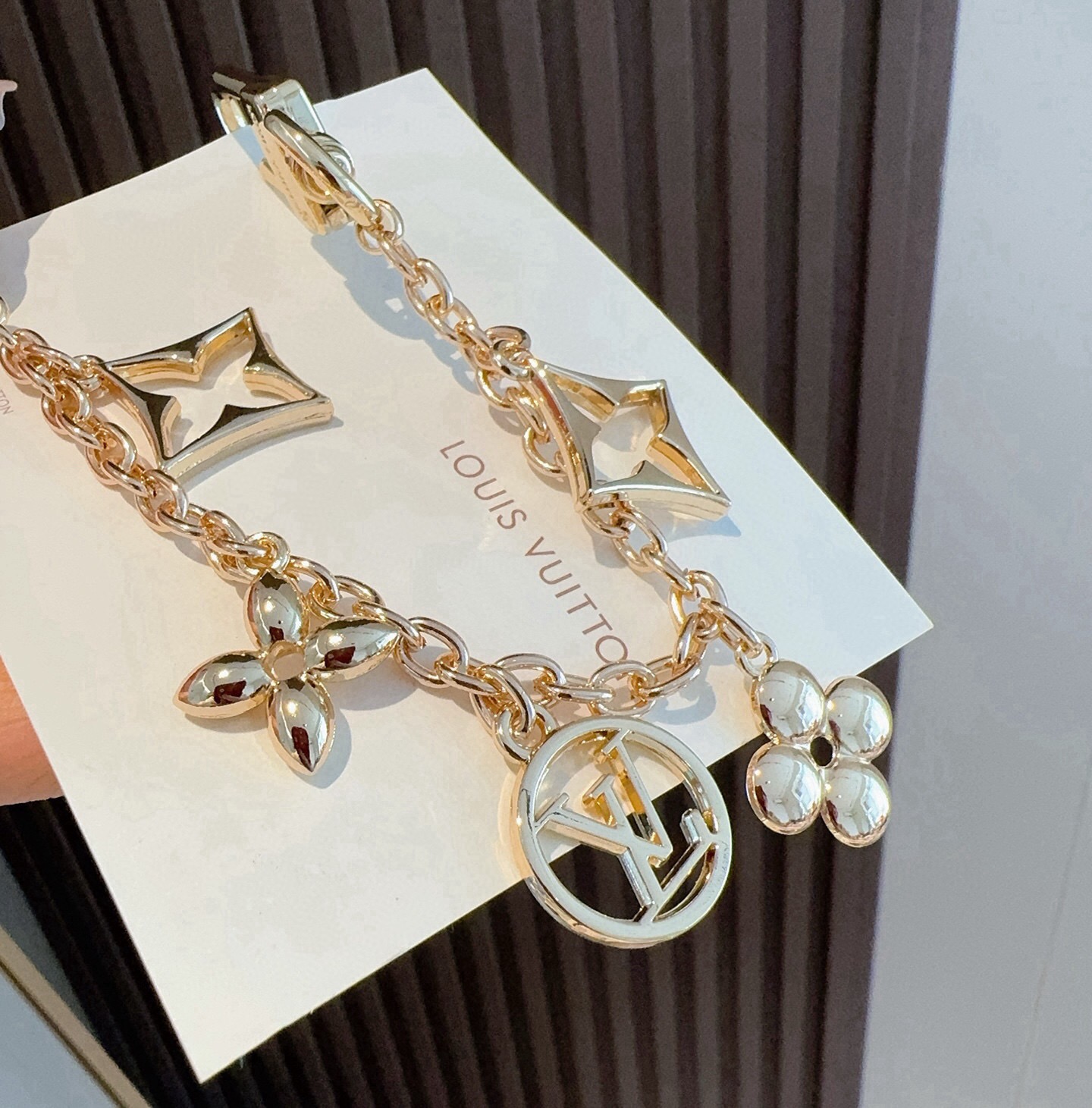 LV钥匙扣 包包挂链 挂件 金色 M01188 SPring Street Chain 包饰将 Monogram 花卉和