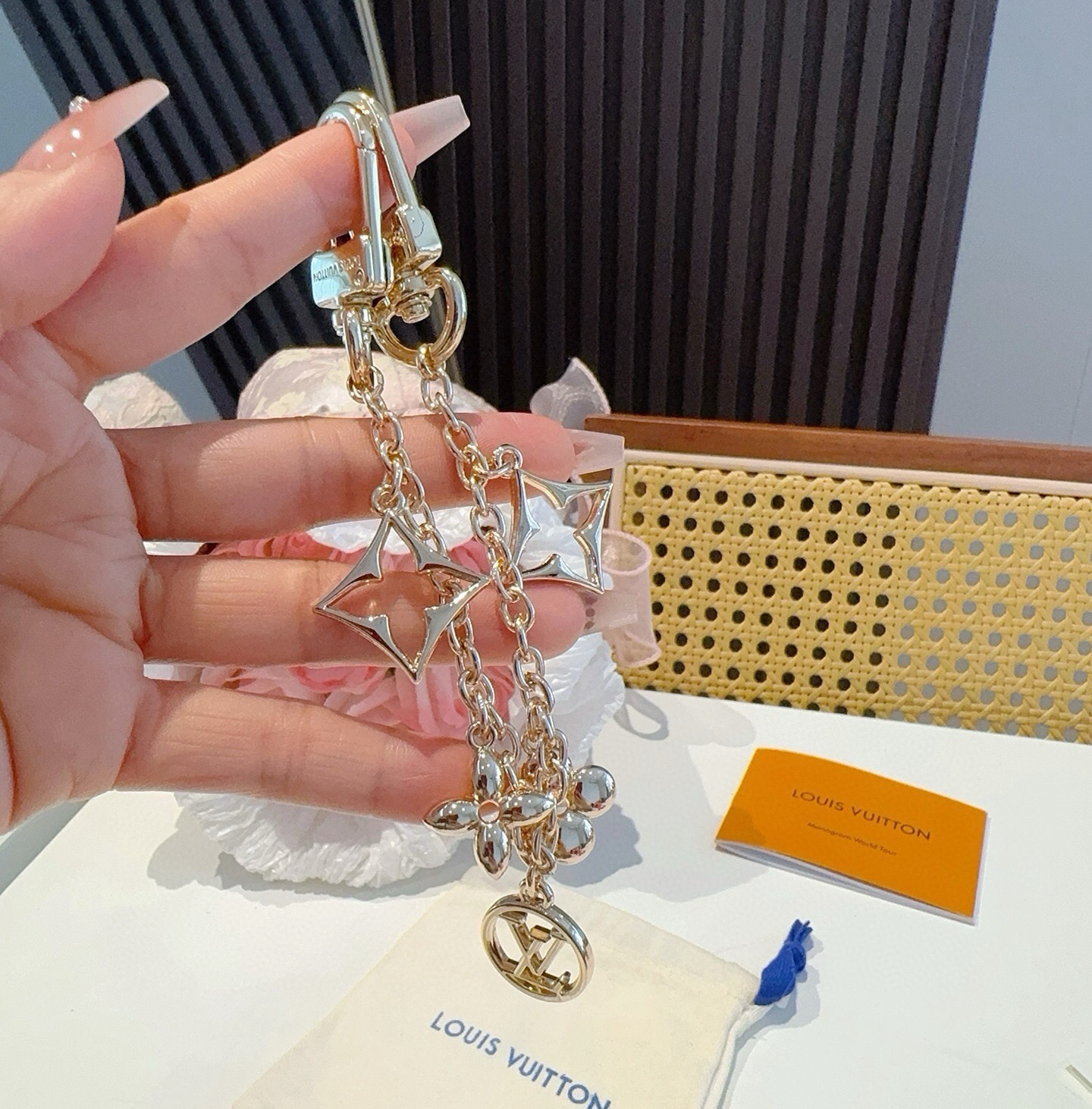LV钥匙扣 包包挂链 挂件 金色 M01188 SPring Street Chain 包饰将 Monogram 花卉和