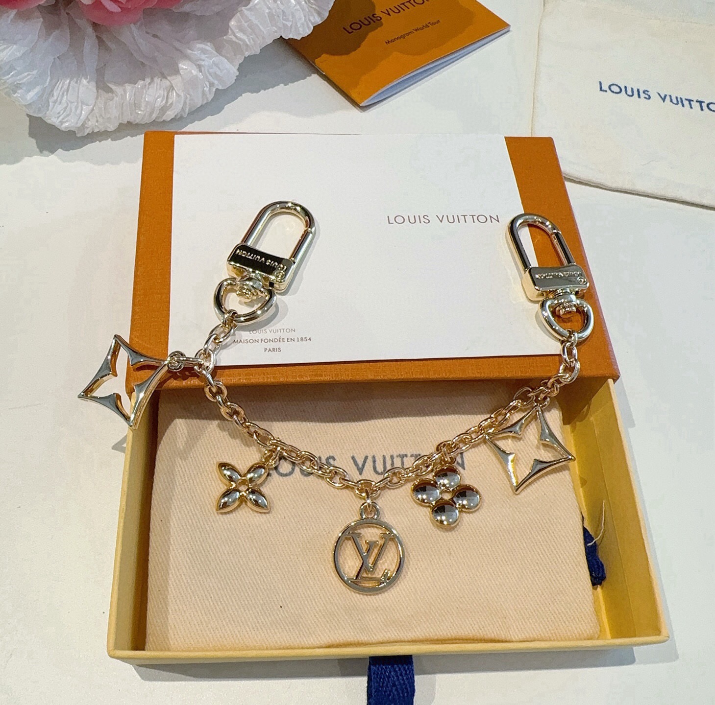 LV钥匙扣 包包挂链 挂件 金色 M01188 SPring Street Chain 包饰将 Monogram 花卉和