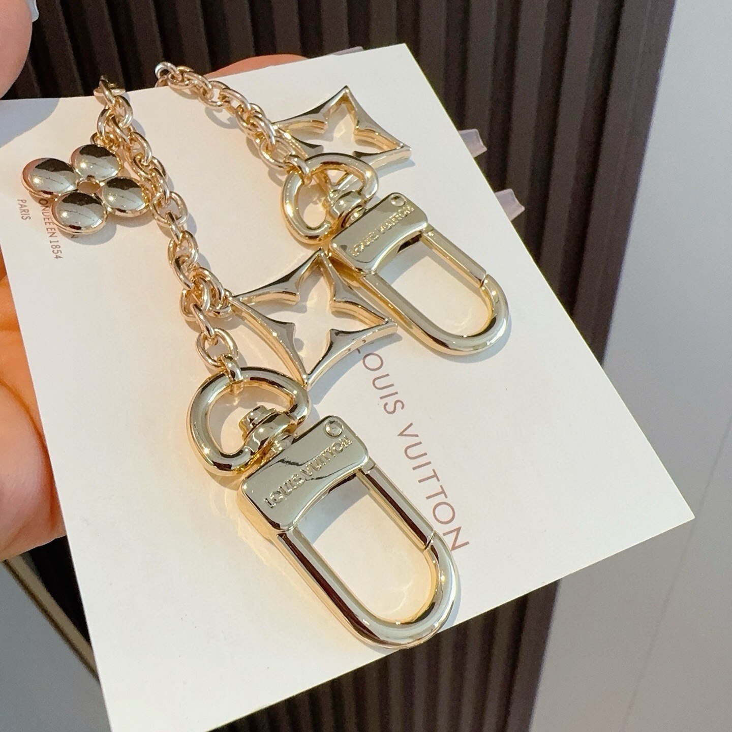 LV钥匙扣 包包挂链 挂件 金色 M01188 SPring Street Chain 包饰将 Monogram 花卉和