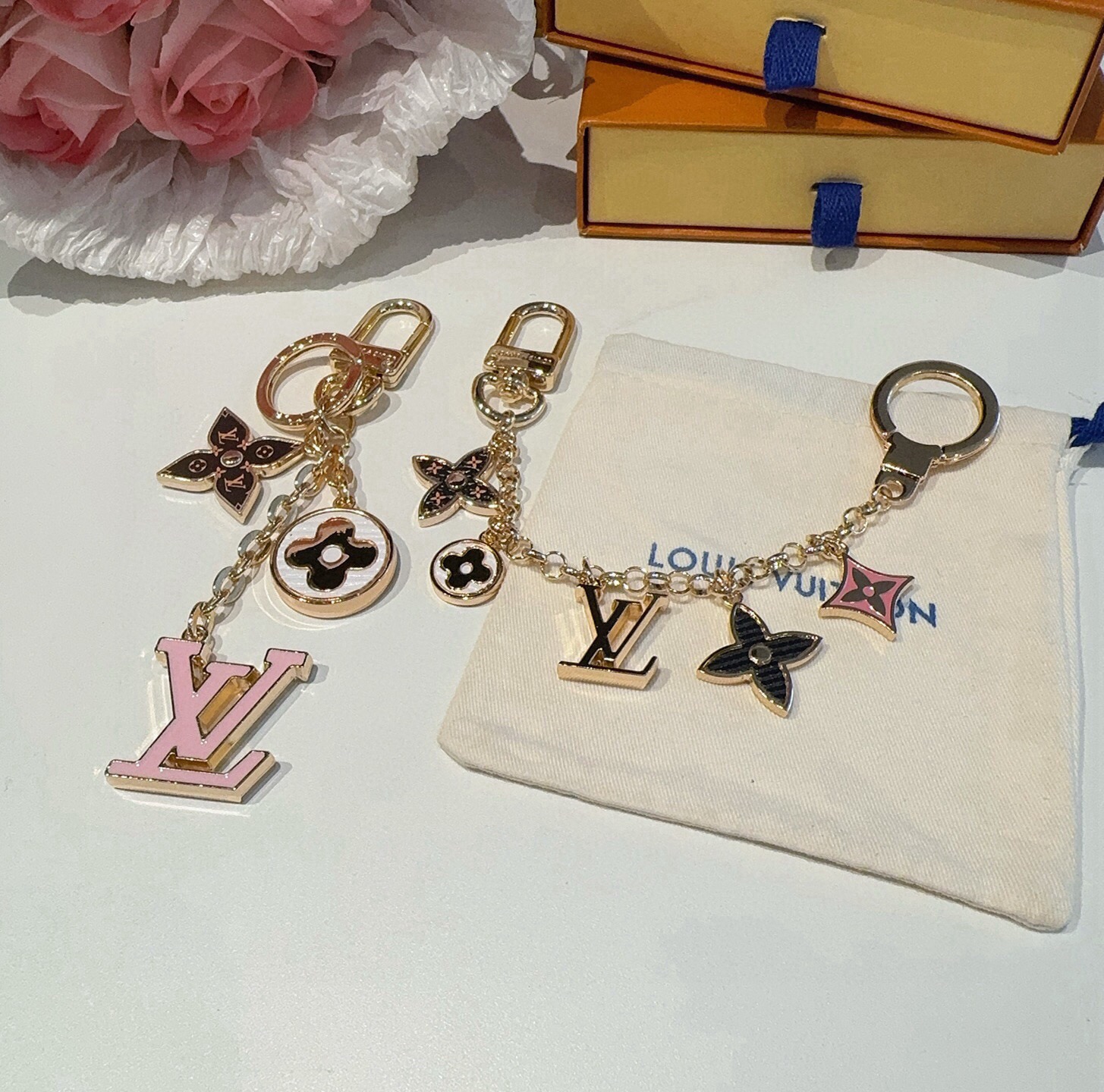 🔥 lv钥匙扣 包包挂链 挂饰 Fleur de Monogram 包饰链条聚焦经典 Monogram 元素，可为路易威