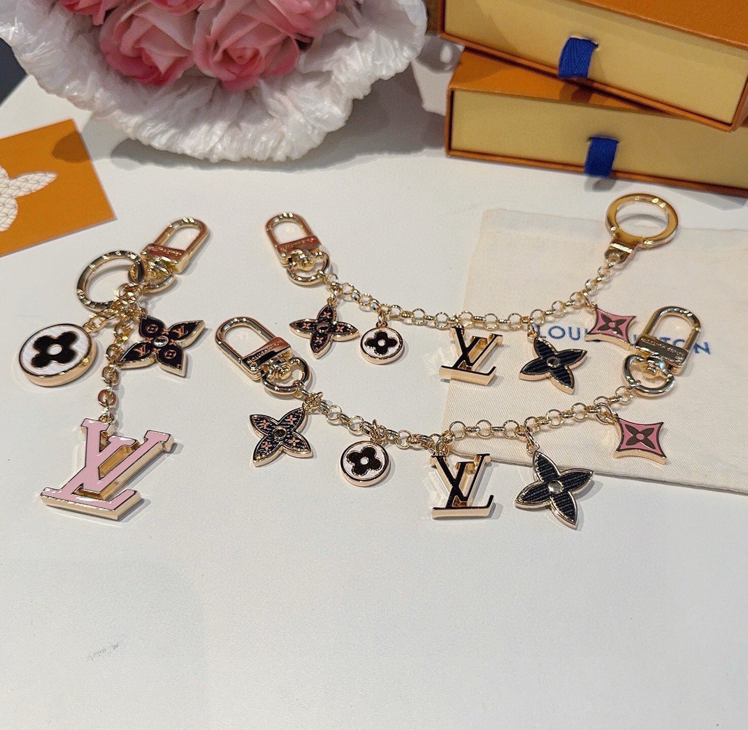 🔥 lv钥匙扣 包包挂链 挂饰 Fleur de Monogram 包饰链条聚焦经典 Monogram 元素，可为路易威