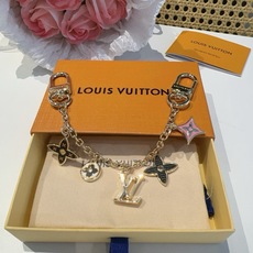 🔥lv钥匙扣 官网M01188 包包挂饰 SPring Street Chain 包饰将 Monogram 花卉和 L 🔥lv钥匙扣 官网M01188 包包挂饰 SPring Street Chain 包饰将 Monogram 花卉和 L