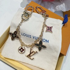 🔥lv钥匙扣 官网M01188 包包挂饰 SPring Street Chain 包饰将 Monogram 花卉和 L 🔥lv钥匙扣 官网M01188 包包挂饰 SPring Street Chain 包饰将 Monogram 花卉和 L