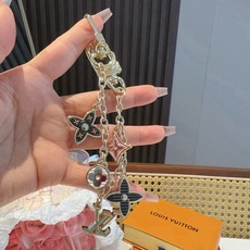 🔥lv钥匙扣 官网M01188 包包挂饰 SPring Street Chain 包饰将 Monogram 花卉和 L 🔥lv钥匙扣 官网M01188 包包挂饰 SPring Street Chain 包饰将 Monogram 花卉和 L