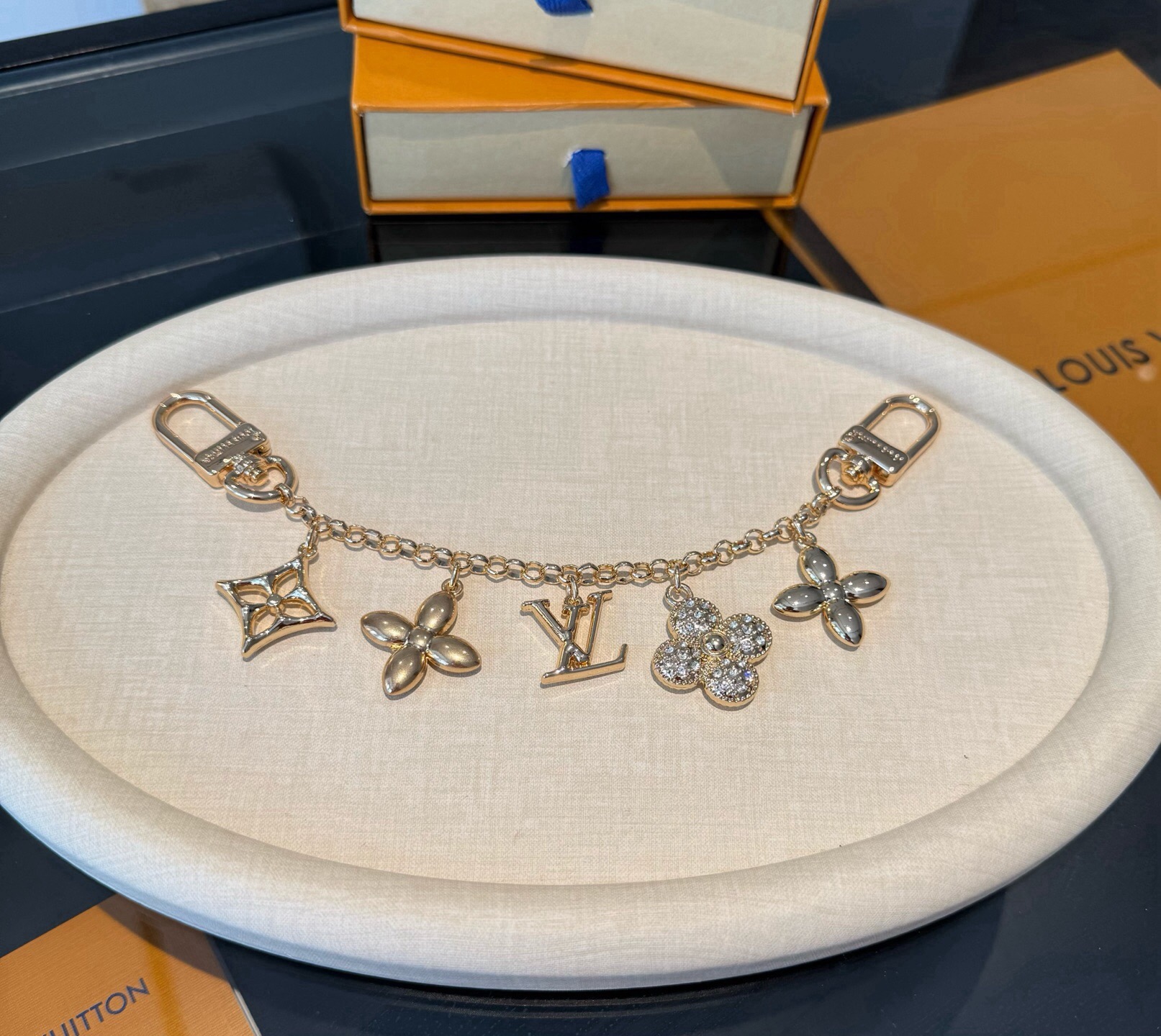 LV钥匙扣 圣诞款包饰 包包挂件包链金色&银色 SPring Street Chain 包饰将 Monogram 花卉和