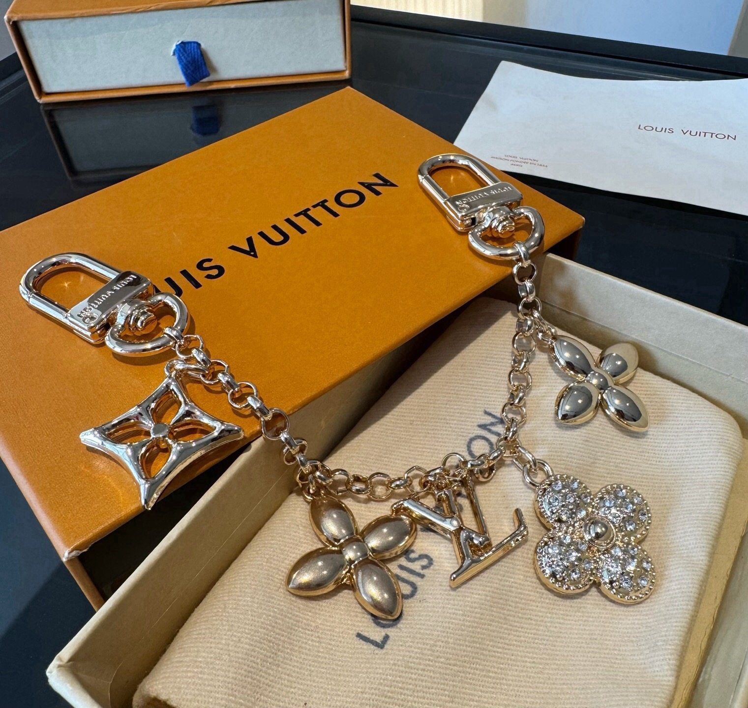 LV钥匙扣 圣诞款包饰 包包挂件包链金色&银色 SPring Street Chain 包饰将 Monogram 花卉和