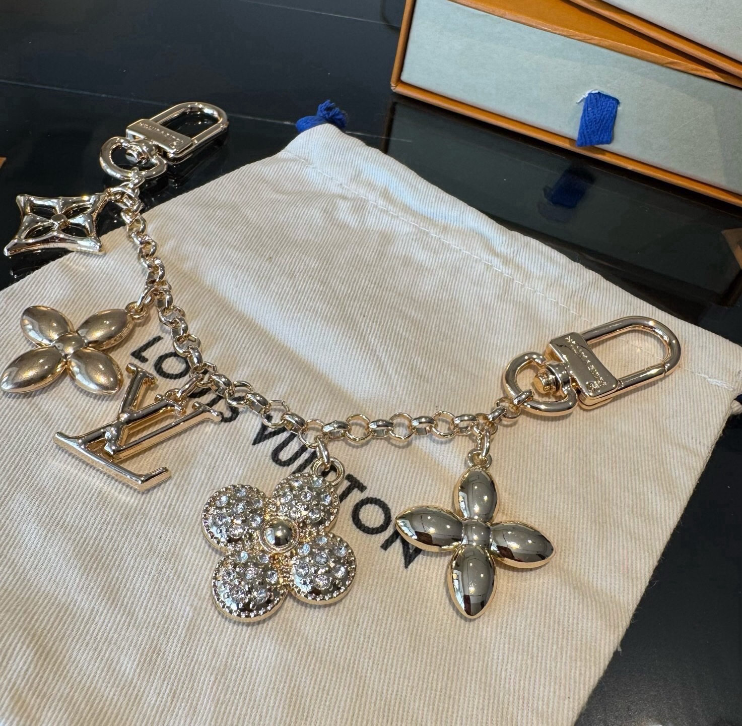LV钥匙扣 圣诞款包饰 包包挂件包链金色&银色 SPring Street Chain 包饰将 Monogram 花卉和