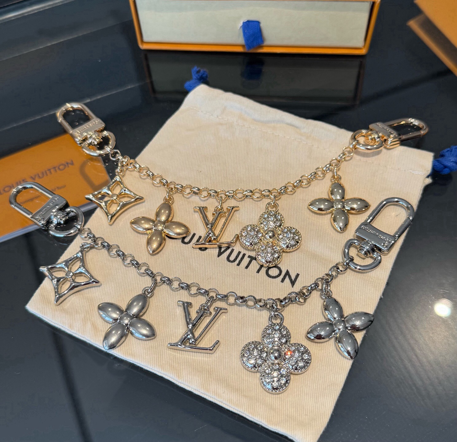 LV钥匙扣 圣诞款包饰 包包挂件包链金色&银色 SPring Street Chain 包饰将 Monogram 花卉和