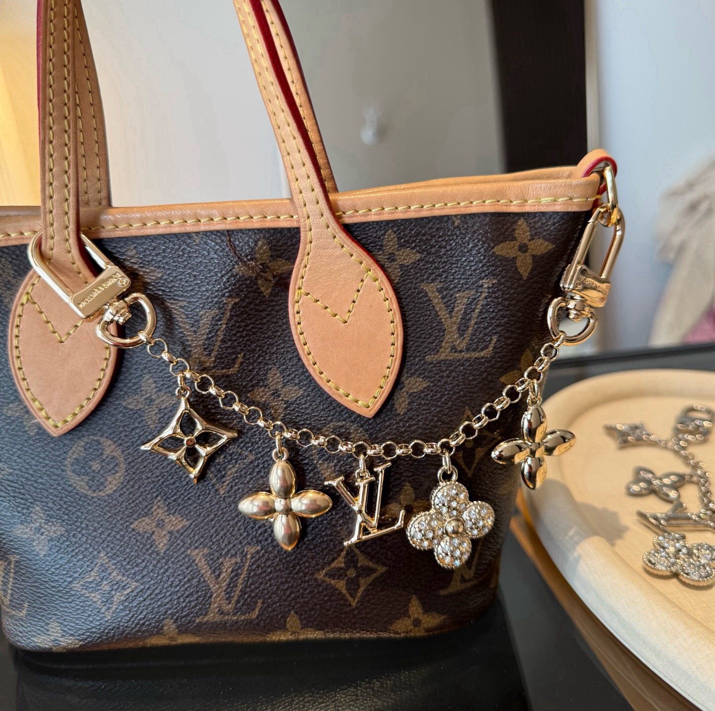 LV钥匙扣 圣诞款包饰 包包挂件包链金色&银色 SPring Street Chain 包饰将 Monogram 花卉和
