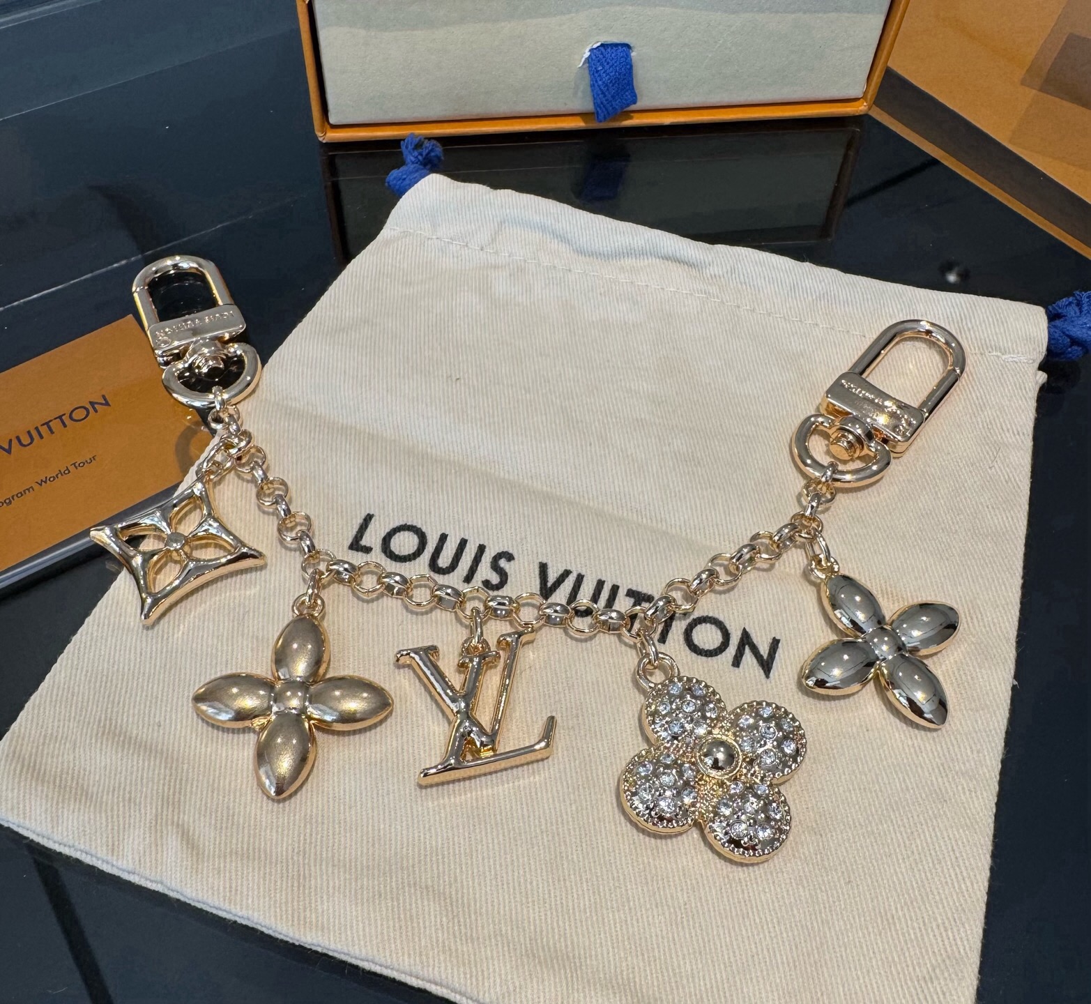 LV钥匙扣 圣诞款包饰 包包挂件包链金色&银色 SPring Street Chain 包饰将 Monogram 花卉和