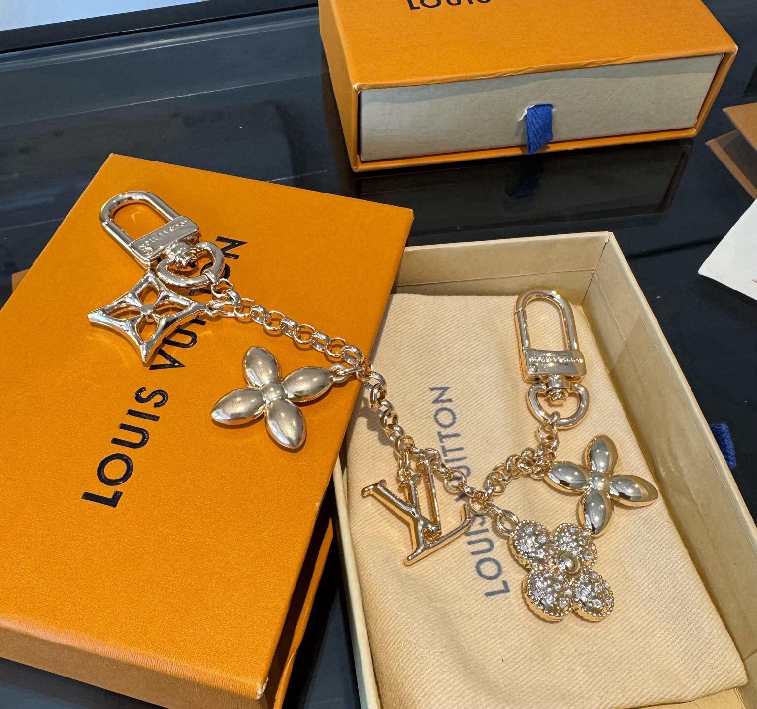 LV钥匙扣 圣诞款包饰 包包挂件包链金色&银色 SPring Street Chain 包饰将 Monogram 花卉和