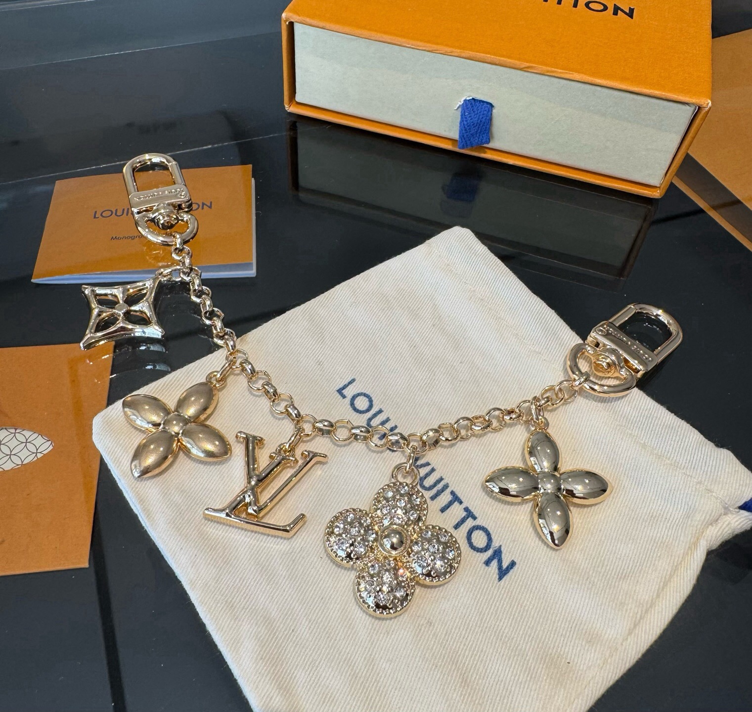 LV钥匙扣 圣诞款包饰 包包挂件包链金色&银色 SPring Street Chain 包饰将 Monogram 花卉和