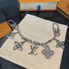 LV钥匙扣 圣诞款包饰 包包挂件包链金色&银色 SPring Street Chain 包饰将 Monogram 花卉和 LV钥匙扣 圣诞款包饰 包包挂件包链金色&银色 SPring Street Chain 包饰将 Monogram 花卉和