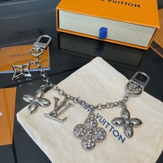 LV钥匙扣 圣诞款包饰 包包挂件包链金色&银色 SPring Street Chain 包饰将 Monogram 花卉和 LV钥匙扣 圣诞款包饰 包包挂件包链金色&银色 SPring Street Chain 包饰将 Monogram 花卉和