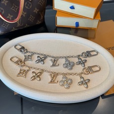 LV钥匙扣 圣诞款包饰 包包挂件包链金色&银色 SPring Street Chain 包饰将 Monogram 花卉和 LV钥匙扣 圣诞款包饰 包包挂件包链金色&银色 SPring Street Chain 包饰将 Monogram 花卉和