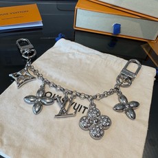 LV钥匙扣 圣诞款包饰 包包挂件包链金色&银色 SPring Street Chain 包饰将 Monogram 花卉和 LV钥匙扣 圣诞款包饰 包包挂件包链金色&银色 SPring Street Chain 包饰将 Monogram 花卉和
