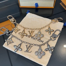 LV钥匙扣 圣诞款包饰 包包挂件包链金色&银色 SPring Street Chain 包饰将 Monogram 花卉和 LV钥匙扣 圣诞款包饰 包包挂件包链金色&银色 SPring Street Chain 包饰将 Monogram 花卉和