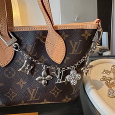 LV钥匙扣 圣诞款包饰 包包挂件包链金色&银色 SPring Street Chain 包饰将 Monogram 花卉和 LV钥匙扣 圣诞款包饰 包包挂件包链金色&银色 SPring Street Chain 包饰将 Monogram 花卉和