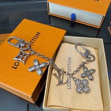 LV钥匙扣 圣诞款包饰 包包挂件包链金色&银色 SPring Street Chain 包饰将 Monogram 花卉和 LV钥匙扣 圣诞款包饰 包包挂件包链金色&银色 SPring Street Chain 包饰将 Monogram 花卉和